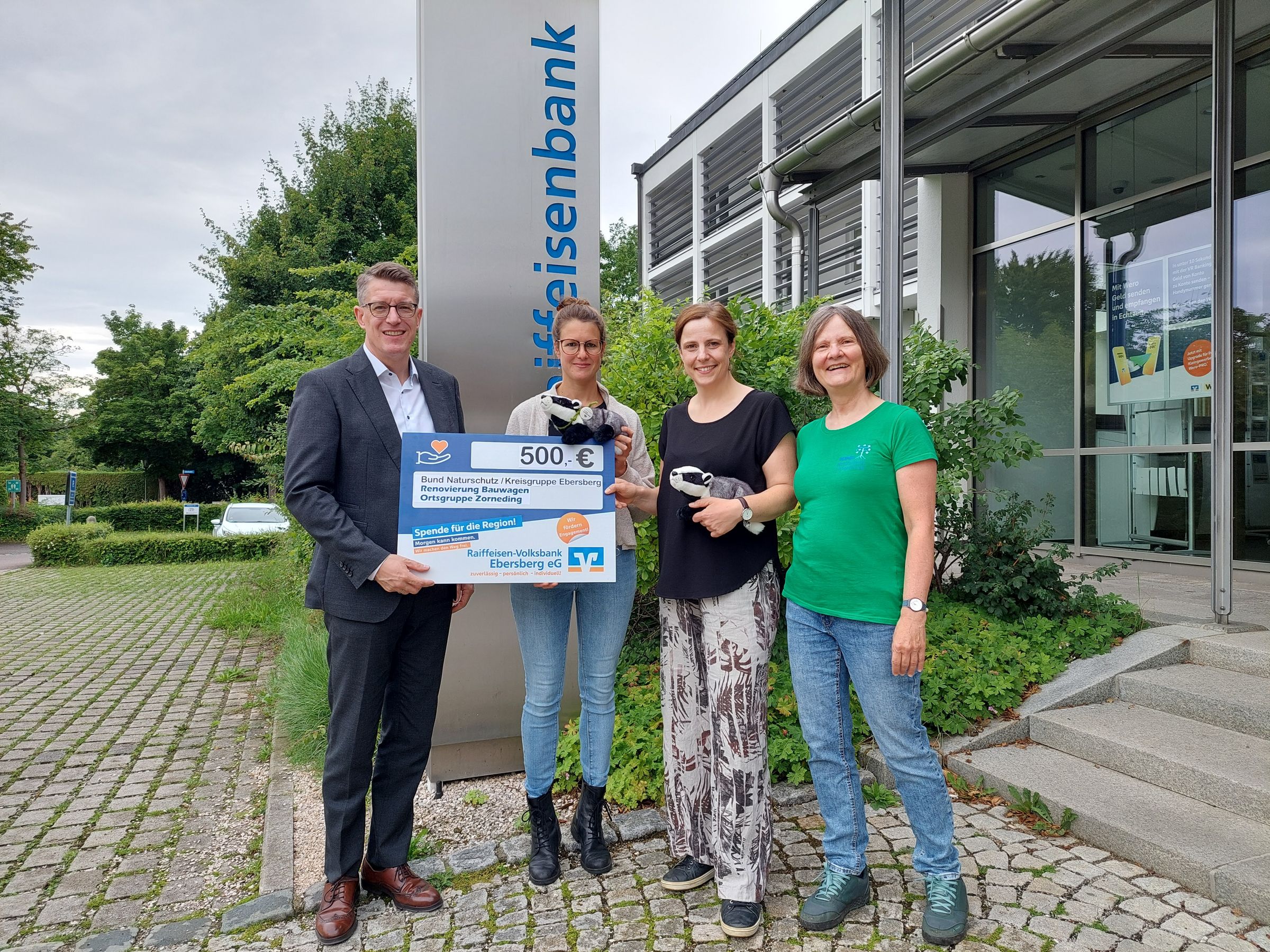 Spendenübergabe 500 € von Raiba Ebersberg an BN Kindergruppe Zorneding