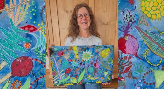 Silvia Steinheber mit ihrem Mikro Algen Kunstwerk