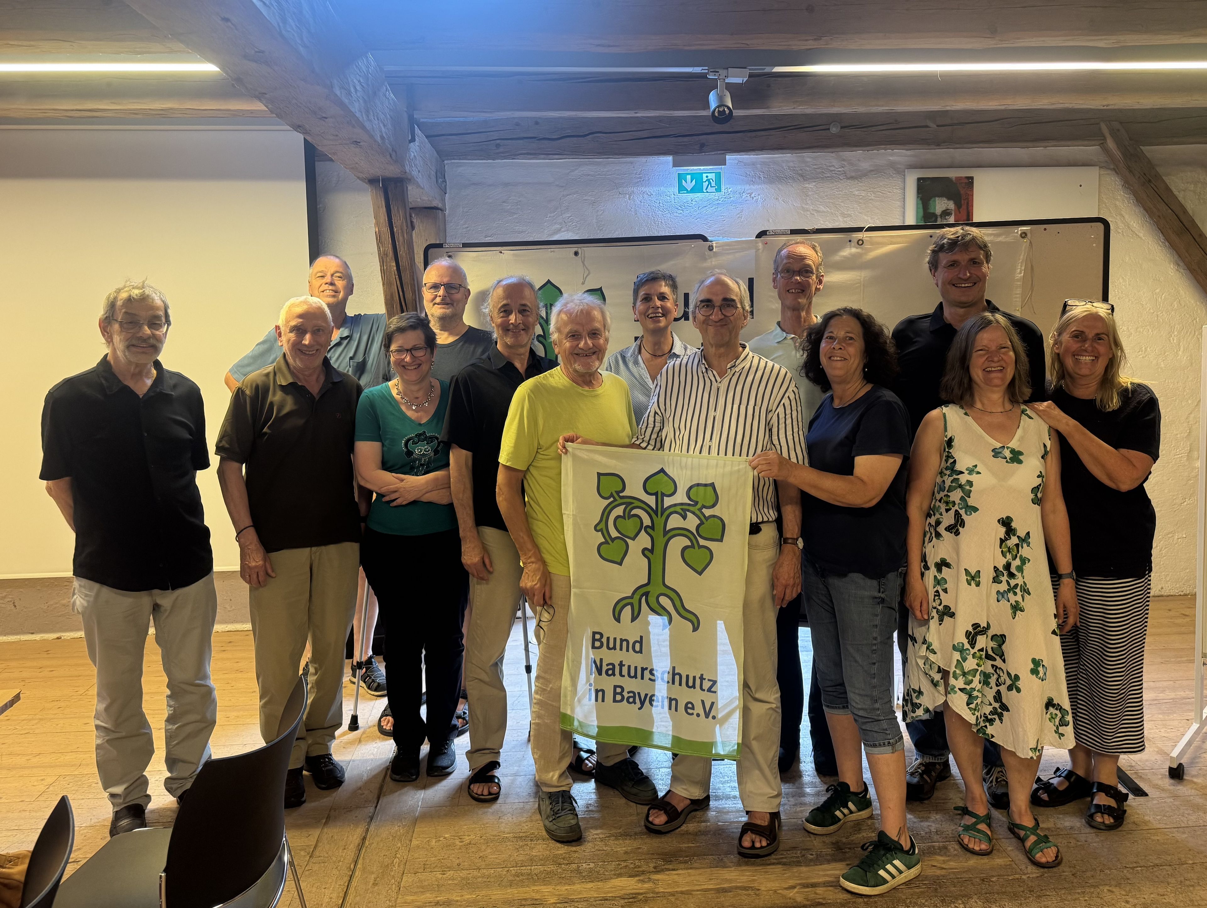 Strahlende Gesichter unter den frisch gewählten Vorständen, Beiräten und Delegierten: vorne von links: Wolfgang Huber (Beisitzer), Harry Heine (Beisitzer), Eva Barzantny (Schatzmeisterin), Franz Höcherl (Beisitzer), Gregor Häuser (Beisitzer, Delegierter), Natalie Regnault (Schriftführerin), Christine Brombacher (Beisitzerin), Regina Wegemann (Kreisgeschäftsstelle) hinten von links: Sepp Biesenberger (Kreisvorsitzender), Jürgen Friedrichs (Kassenprüfer), Uwe Peters (Stv. Vorsitzender, Ersatzdelegierter), Rosi Reindl (Beisitzerin, Delegierte), Günther Woehlke (Stv. Vorsitzender, Ersatzdelegierter), Jürgen Brombacher (Delegierter) Nicht im Bild Bärbel Braun (Ersatzdelegierte), Petra Behounek (Kassenprüferin)