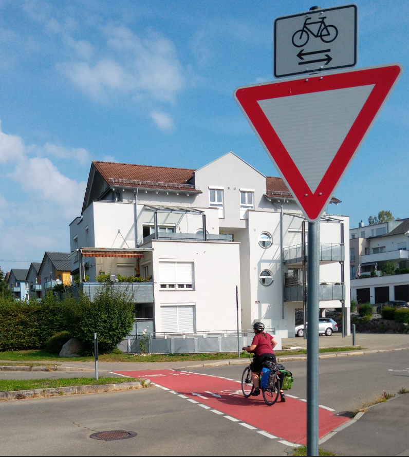 Abbildung 1: Rote Fahrbahnmarkierung sowie Vorfahrtsregelung bei Straßeneinmündungen für Fahrradfahrer